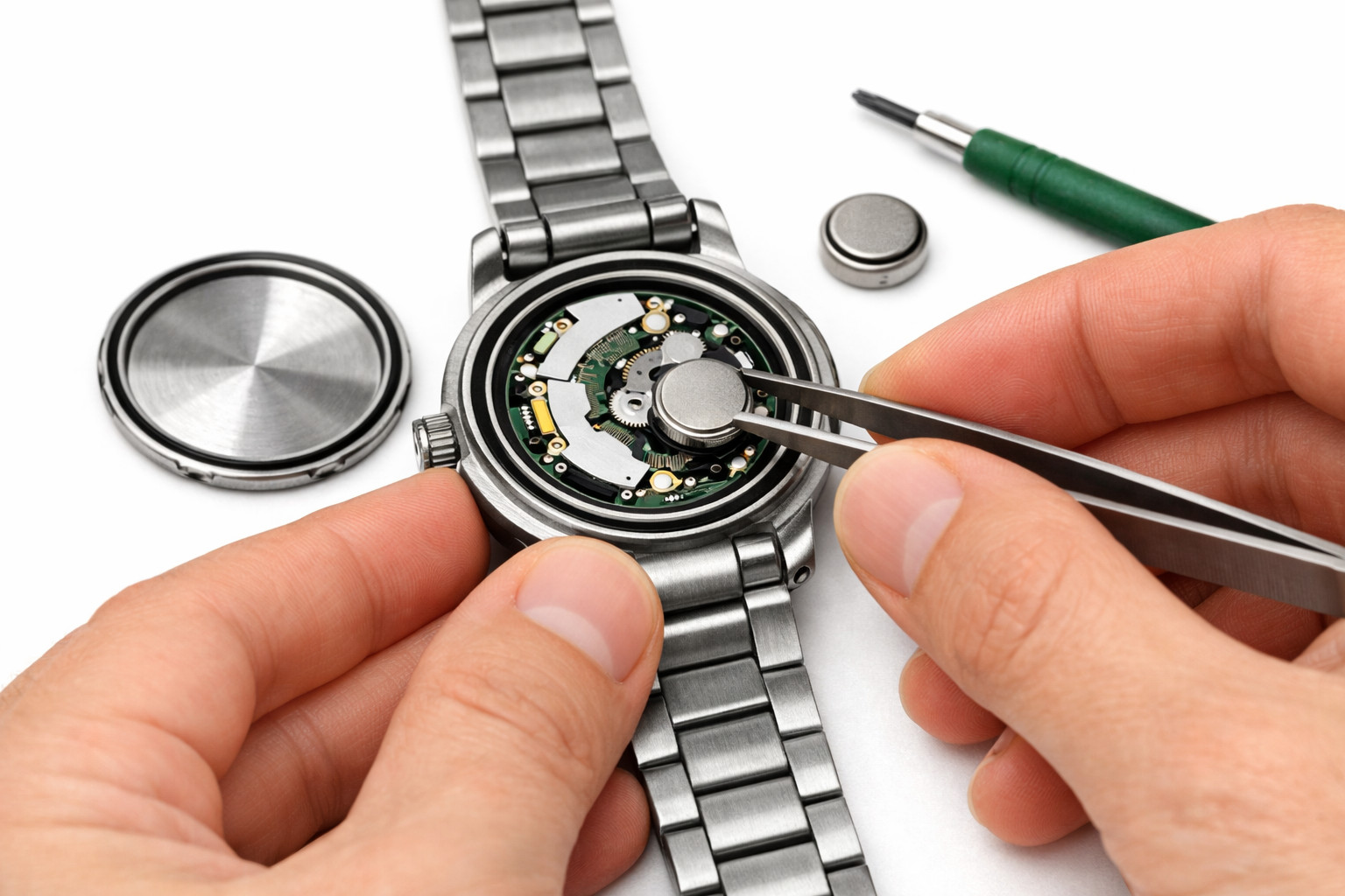 Uhrenbatterie wird von einem Juwelier professionell gewechselt